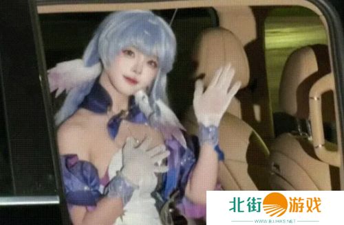 漫展惊现1米9巨型萝莉,小小的脸庞,大大的网友:感觉一脚能踢死我