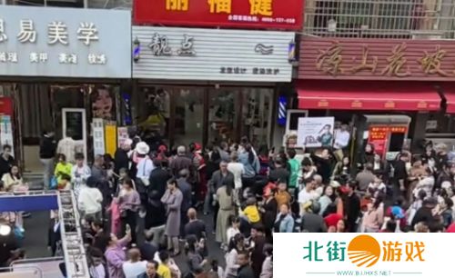 发型师晓华遭投诉，称其店面吵闹扰民，相关部门已介入，网友：同行打压