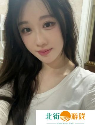 轩子巨2兔晒美照,因棕色内搭被质疑没穿,本人回应:有穿,爱信不信