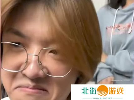 博主晒Coser女友合照,称自己万分后悔,身体一天不如一天,网友却笑了