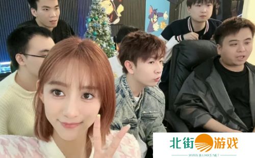 LOL一姐要求女主播跳舞,不料遭对方反呛,称就算是一姐也要刷礼物再跳