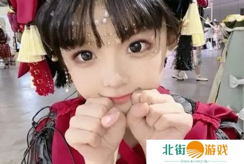 漫展惊现1米9巨型萝莉,小小的脸庞,大大的网友:感觉一脚能踢死我