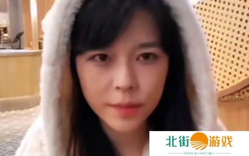 沫子吐槽直播收入缩水,称现在大环境不好,都快要卖车了,网友:这还少?