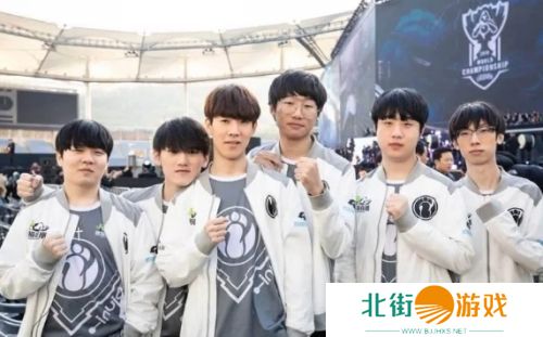 Ning直播再次喊话王多多,称自己曾经是世界冠军,嘲讽其只会做几首诗