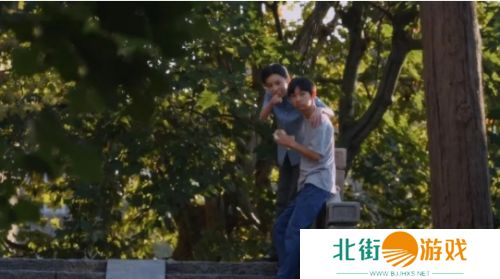 《小巷人家》直到鹏飞当了老板才明白,困住母亲的竟是外公外婆的偏心