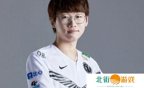 Ning直播再次喊话王多多,称自己曾经是世界冠军,嘲讽其只会做几首诗