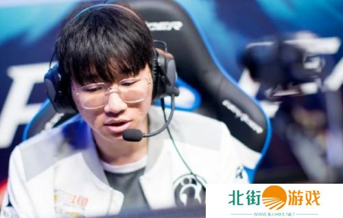 Ning直播再次喊话王多多,称自己曾经是世界冠军,嘲讽其只会做几首诗