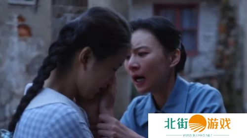 《小巷人家》直到鹏飞当了老板才明白,困住母亲的竟是外公外婆的偏心