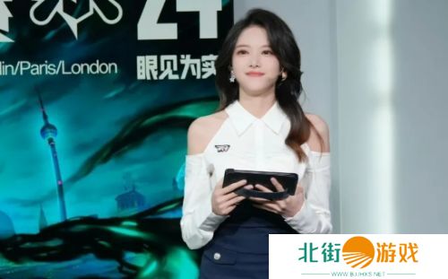 LPL女主持骆歆新平台首播PK被碾压，遭观众嘲讽人气低，忙做乞讨手势求礼物