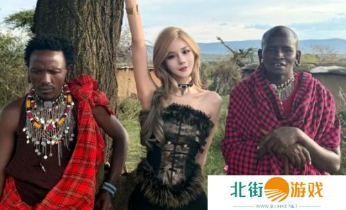 美女网红穿着暴露与非洲原住民合照,皮肤色差反差太大,网友:这么放得开?