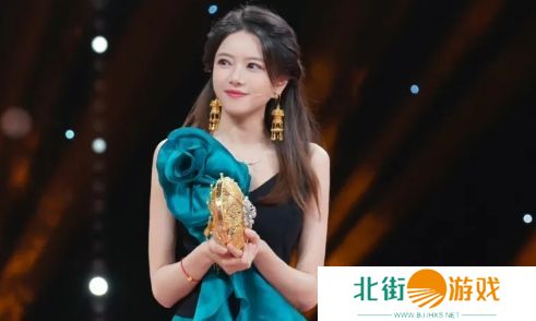 LPL女主持骆歆新平台首播PK被碾压，遭观众嘲讽人气低，忙做乞讨手势求礼物