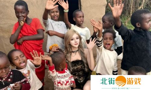 美女网红穿着暴露与非洲原住民合照,皮肤色差反差太大,网友:这么放得开?