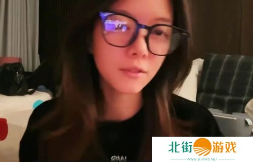LPL女主持骆歆某音直播打PK,收到嘉年华后竟直接泪崩,网友:戏太过了