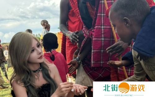 美女网红穿着暴露与非洲原住民合照,皮肤色差反差太大,网友:这么放得开?