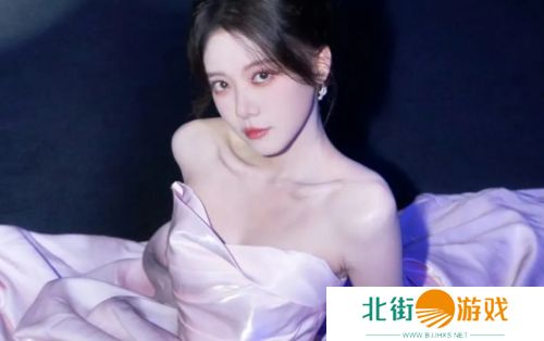 LPL女主持骆歆某音直播打PK,收到嘉年华后竟直接泪崩,网友:戏太过了