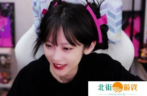 艾琳穿黑色包臀裙直播,360度旋转秀绝好身材,网友:不去拔罐太可惜了