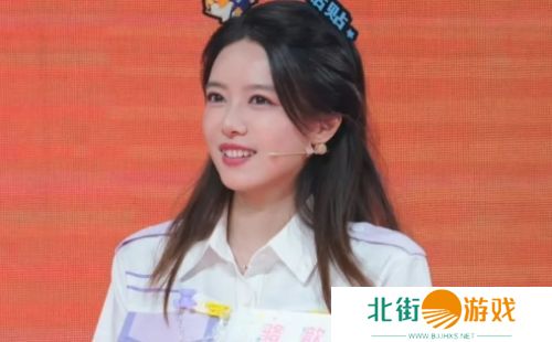 LPL女主持骆歆新平台首播PK被碾压，遭观众嘲讽人气低，忙做乞讨手势求礼物